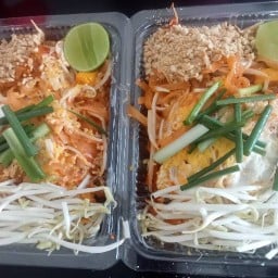 ปาย ปราง ผัดไท สุกี้