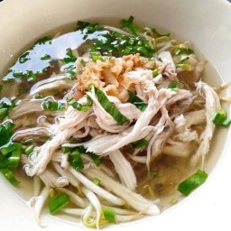 ก๋วยเตี๋ยวไก่สับน้ำใส