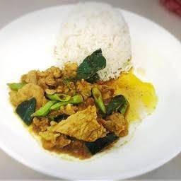 ผัดพริกแกงไก่ ราดข้าว