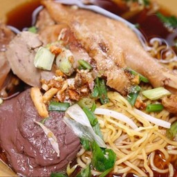 ก๋วยเตี๋ยวน่องไก่ตุ๋นพิเศษ