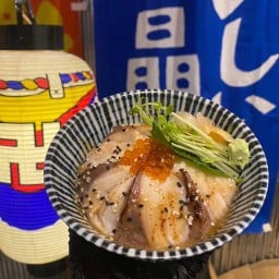 ข้าวหน้าปลาฮามาจิซอสไซเกียว + ซุปมิโสะ