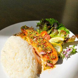 ข้าวยำแซ่บปลาแซลมอนย่าง