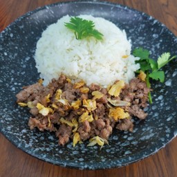 ข้าวเนื้อกระเทียม