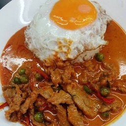 ข้าวราดหน้าแกงแพนง+ไข่ดาว