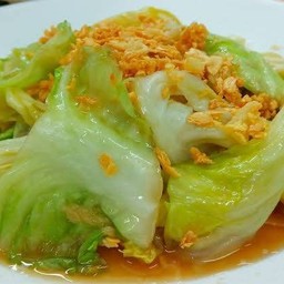 ข้าวราดกะหล่ำปลีผัดน้ำปลา