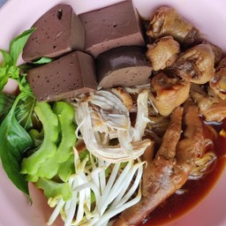 ร้านก๋วยเตี๋ยวไก่มะระ อุทัย5 (หลังวัดชาก)