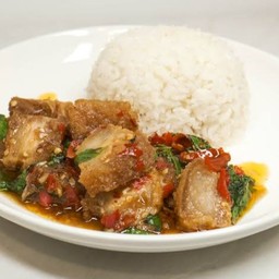 [อร่อยซ่ากับโค้ก] ข้าวกะเพราหมูกรอบ +  โค้ก ออริจินัล (ขวด)