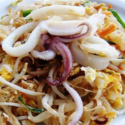 ผัดไทปลาหมึก