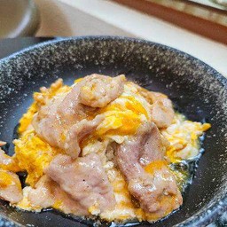 ข้าวหมูหมักไข่คน (อัสสัม)