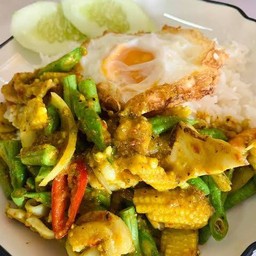 ผัดพริกแกงรวมมิตร ราดข้าว