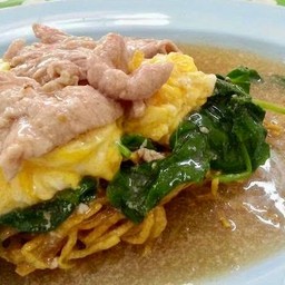 ราดหน้าหมี่กรอบใส่ไข่