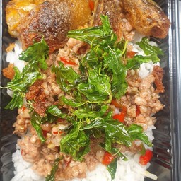 กระเพราไข่เยี่ยวม้า