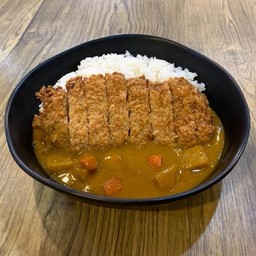 ข้าวแกงกะหรี่หมูทอดจัมโบ้ ฟรีชาเขียวหรือมิโซะซุป