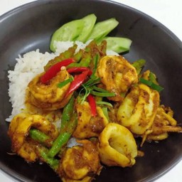 ผัดพริกแกงทะเล ราดข้าว