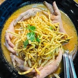 ข้าวซอยตีนไก่