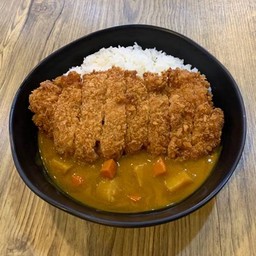 ข้าวแกงกะหรี่ไก่ทอดจัมโบ้ ฟรี ชาเขียวหรือมิโซะซุป