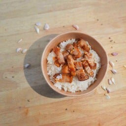 ข้าวหมูกรอบกระเทียม