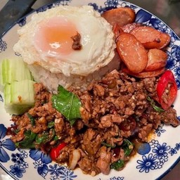 ข้าวกะเพราหมูสับ กุนเชียง ไข่ดาว