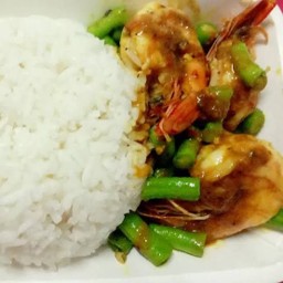 ผัดพริกแกงกุ้งราดข้าว