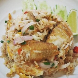 ข้าวผัดปลาสลิดทอด