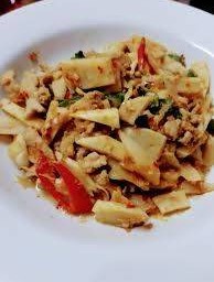 ข้าวราดผัดพริกแกงหน่อไม้ดอง