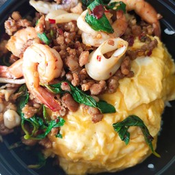 ข้าวไข่ข้นกระเพราปลาหมึก