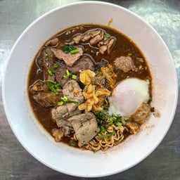 มาม่าเนื้อน้ำตกต้มยำไข่