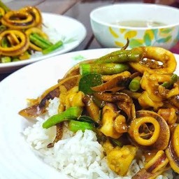ผัดพริกแกงปลาหมึกราดข้าว