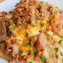 ข้าวไข่ขยี้หมูกระเทียม