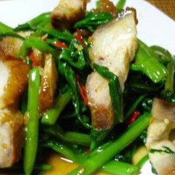 ผัดผักบุ้งหมูกรอบ