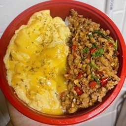 ข้าวกระเพราหมูสับ ฟรี ไข่ข้นละมุนๆ