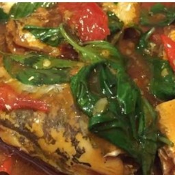 ผัดเผ็ดพริกแกงใต้ปลากะป๋องราดข้าว