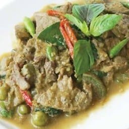 เนื้อนิวซีแลนด์ริบอายผัดเขียวหวานแห้งพริกขี้หนูสด