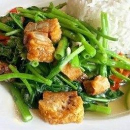ผัดผักบุ้งหมูกรอบ ราดข้าว