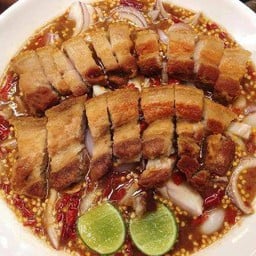 ยำสามชั้นทอด