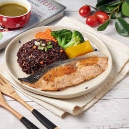 ข้าวผัดกระเทียม แซลมอนย่างเกลือ น้ำจิ้มซีฟู้ด Garlic Fried Rice with Grilled Salmon