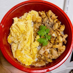 ข้าวไก่กระเทียบ ฟรี ไข่ข้นละมุนๆ