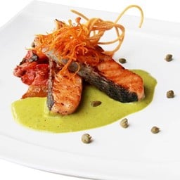 ปลาแซลมอนย่างเสิร์ฟกับซอสครีมเพสโต้