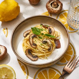 สปาเก็ตตี้ เห็ดแชมปิญอง ผัดพริกแห้งเนยกระเทียม