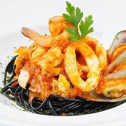 สปาเก็ตตี้เส้นดำซอสทะเล