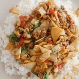 กระเพราหน่อไม้หมูสับราดข้าว