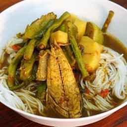 ขนมจีนน้ำยาไตปลาผักสด