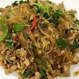 ผัดกระเพราหมูสับ ใส่วุ้นเส้น