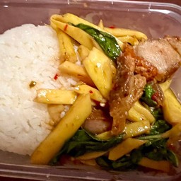 ข้าวกะเพราหน่อไม้หมูกรอบ