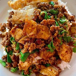 ข้าวกระพราหมูบดผสมหมูสับ