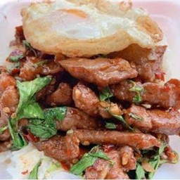 กะเพราหมูแดดเดียวราดข้าว