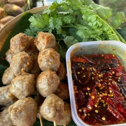 ลูกชิ้นทอดน้ำจิ้มยืนกิน