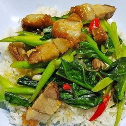 ข้าวคะน้าหมูกรอบ