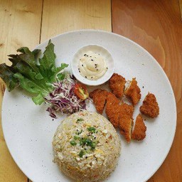 ข้าวผัดไข่ไก่ทอด