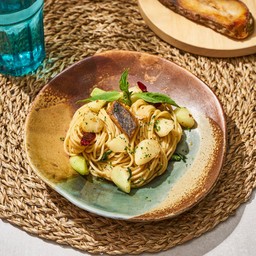 สปาเก็ตตี้ ปลาเค็ม คะน้ากรอบ พริกแห้งคั่ว